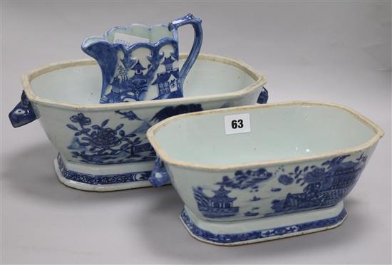 Two Chinese tureen and a jug